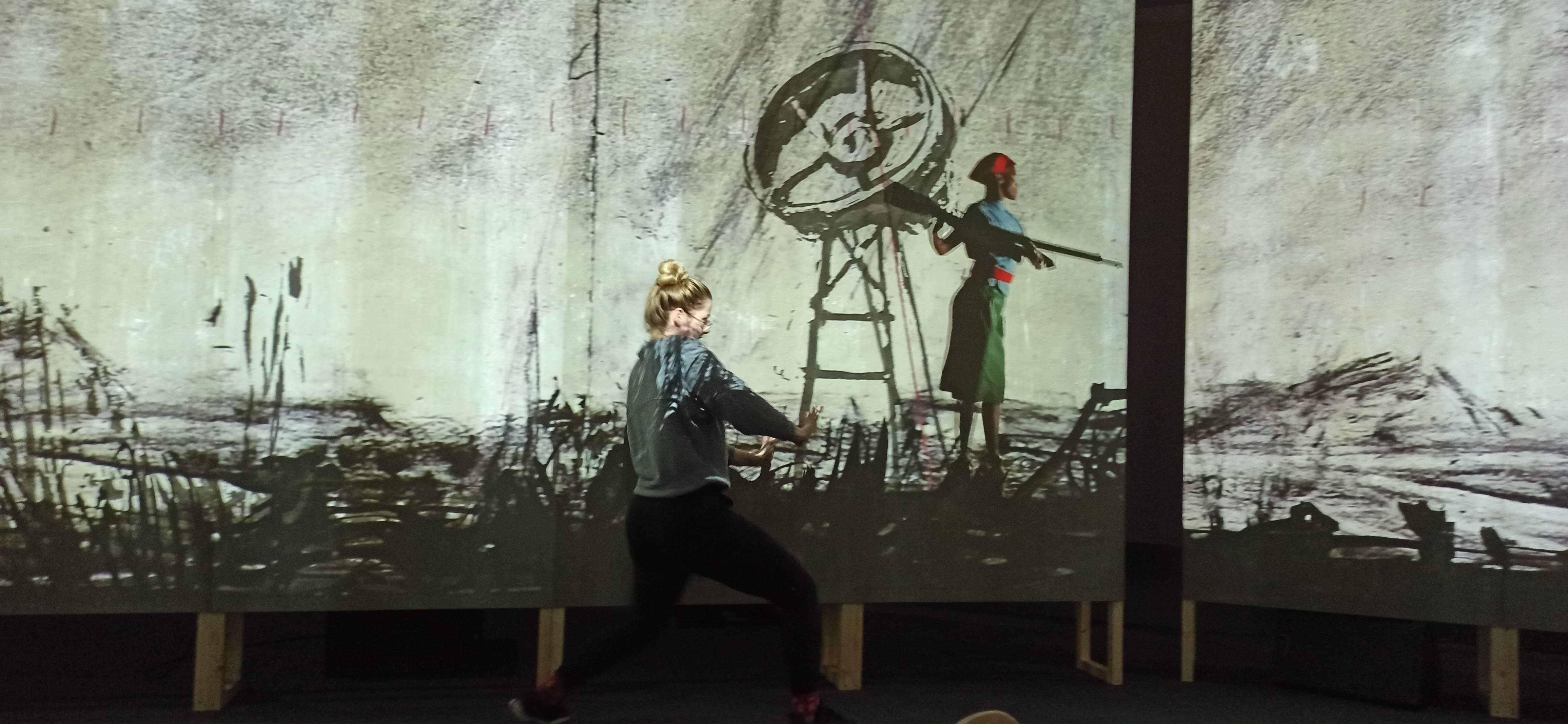 Kortárs táncelőadás a Burattino Iskola táncos növendékeinek előadásában kép
